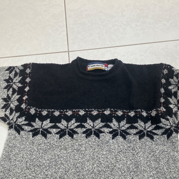 Girls sweater with argyle pattern. - Picture 3 of 4